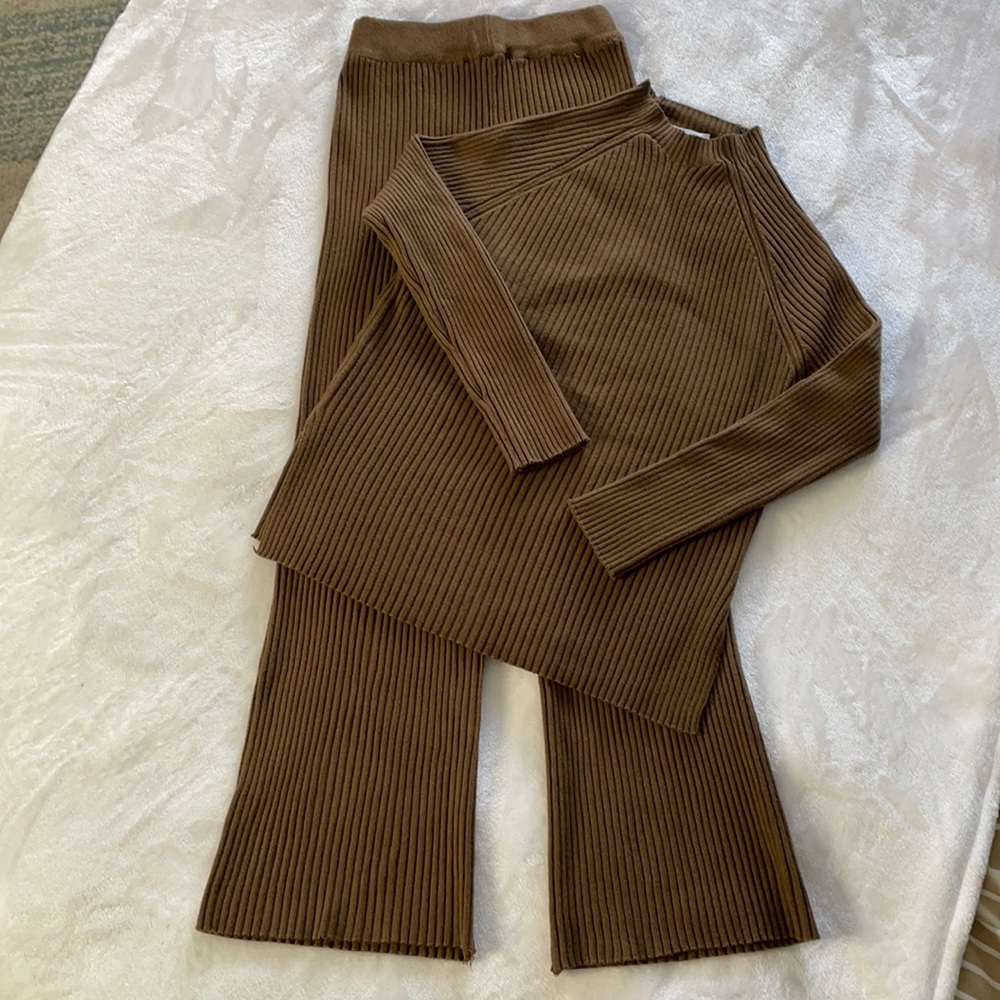 NWOT 2 piece set pants and sweater